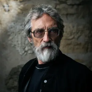 Retrato de  John Howe