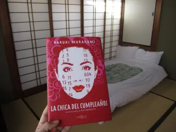 Imagen extra La chica del cumpleaños 1